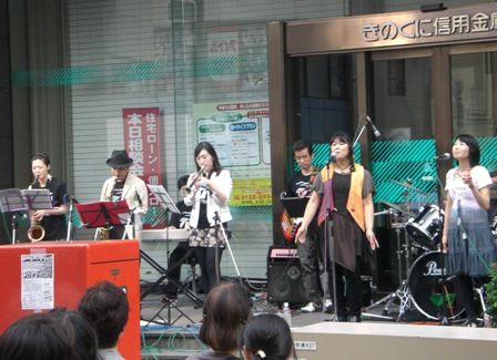 ぶらくりスイング2011、本町通りで演奏するジャズバンド
