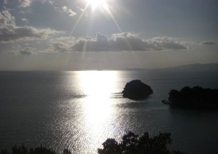 雑賀崎の灯台から見た、夕日に照らされる和歌浦湾