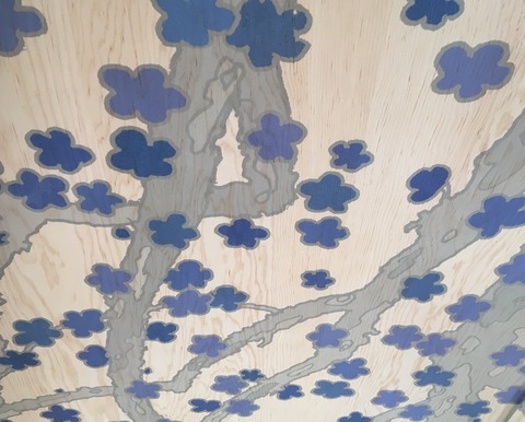 水戸岡さん手書きの梅が描かれた天井板。